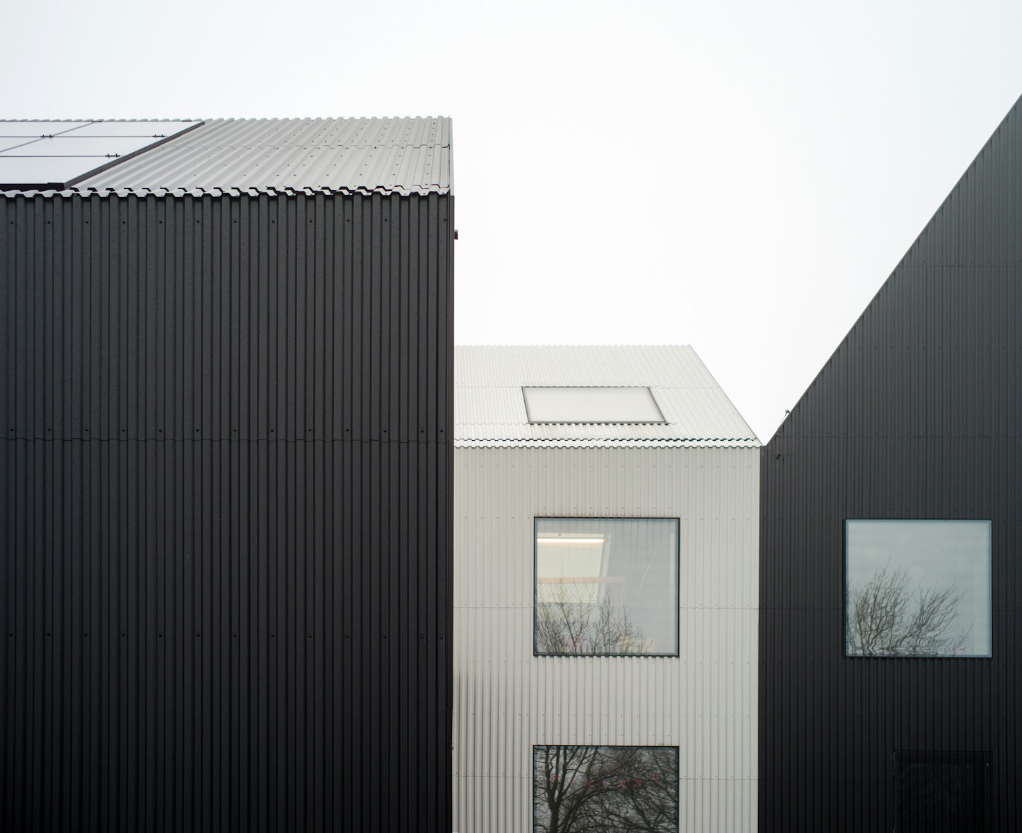 ależ dach! black house with clear full-glass window