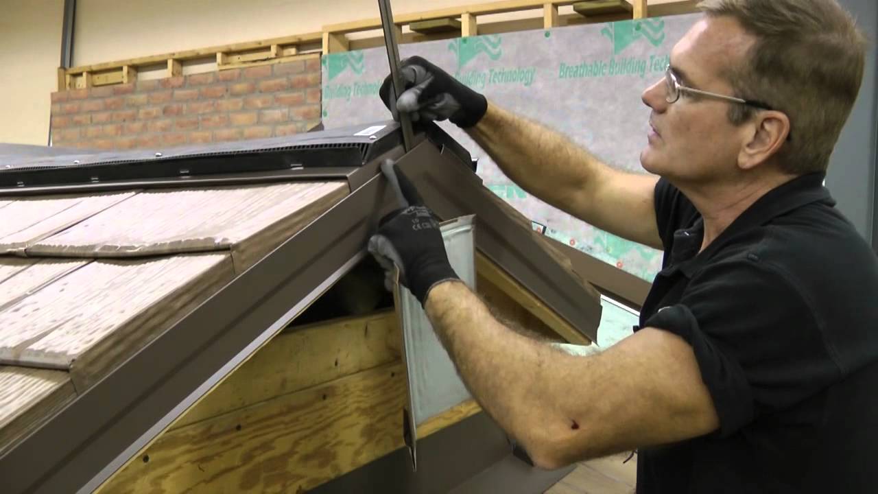 Szczeliny wentylacyjne w okapie dachu dwuspadowego zabezpieczone siatką przed owadami