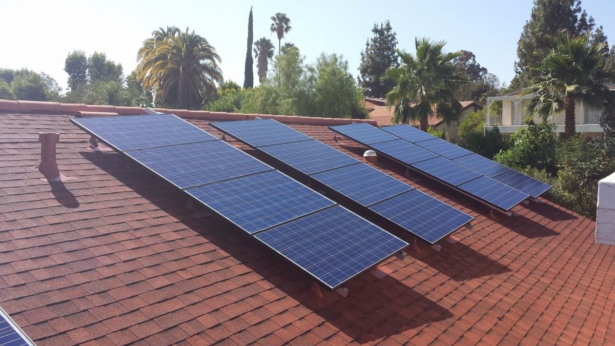 Aplikacja mobilna pokazująca produkcję energii z paneli na skośnym dachu w czasie rzeczywistym