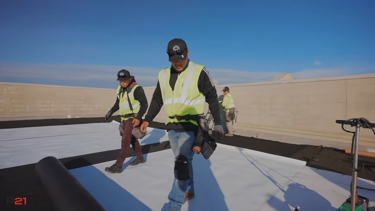 Stara membrana EPDM na dachu po latach bez uszkodzeń od deszczu i mrozu