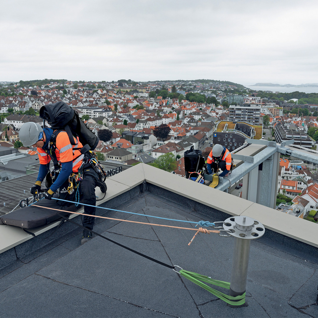 Porównanie dachu przed i po montażu izolacji akustycznej z efektem ciszy
