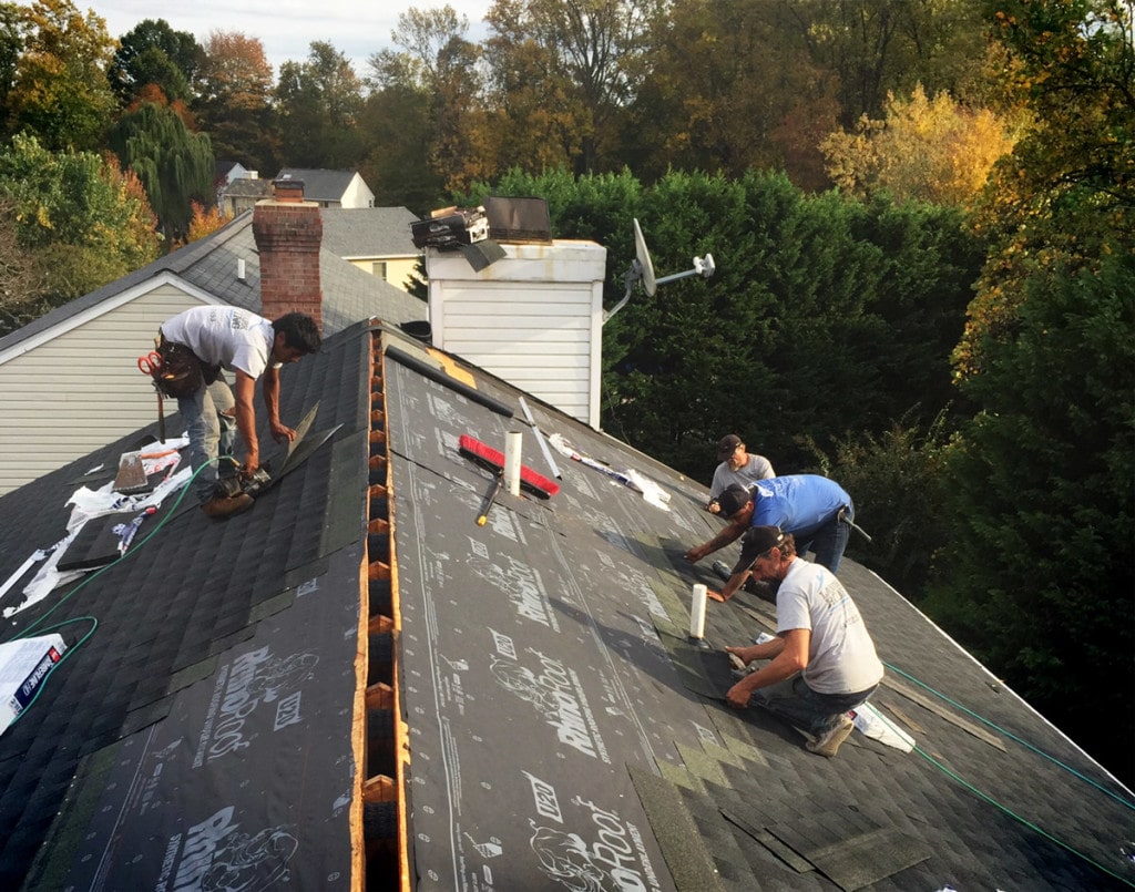 Warstwa papy podkładowej rozłożona równo na krokwiach przed montażem gontów