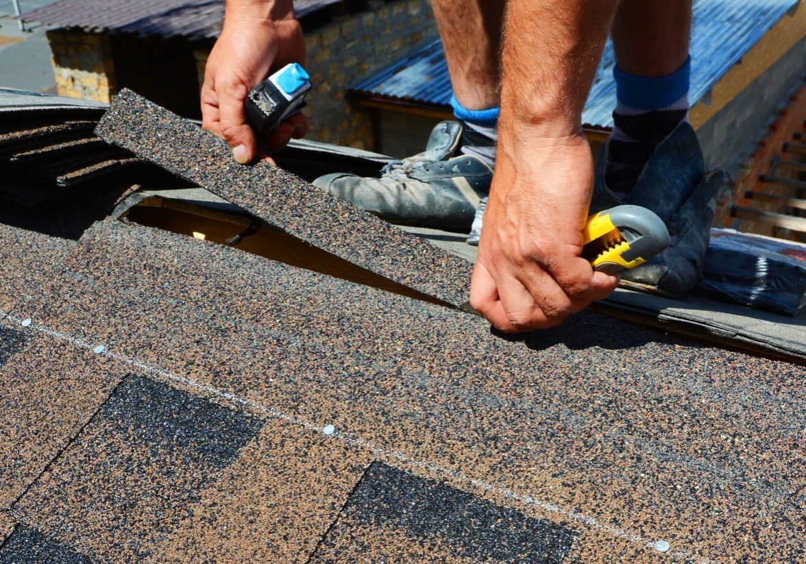 Bliski widok pojedynczego czarnego gontu bitumicznego z fakturą łupka na desce