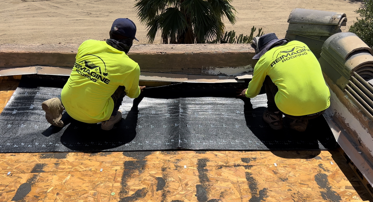 Zielony dach z membraną EPDM pod warstwą ziemi i roślinności w ogrodzie dachowym