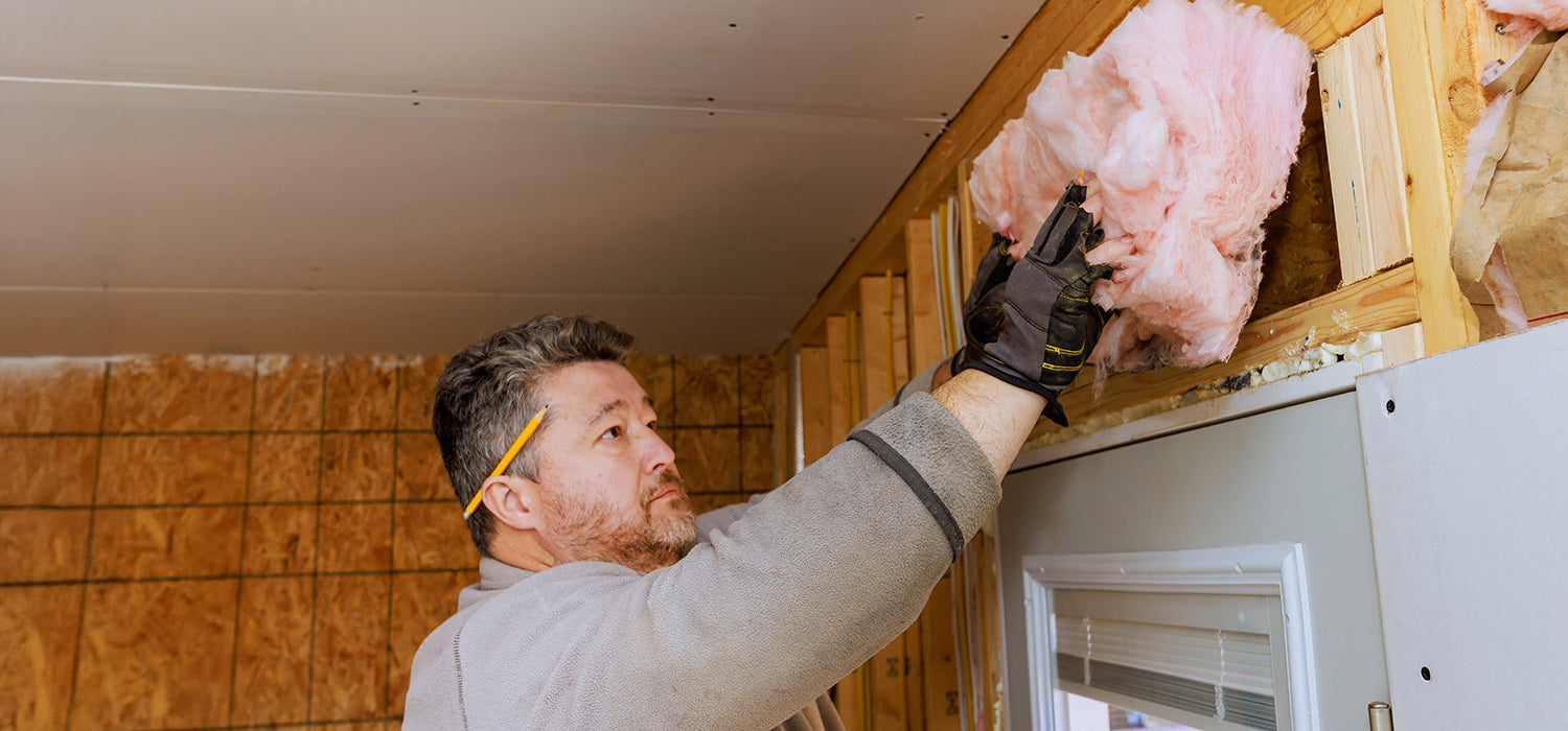Kontrłaty drewniane tworzące szczelinę wentylacyjną nad membraną na dachu dwuspadowym