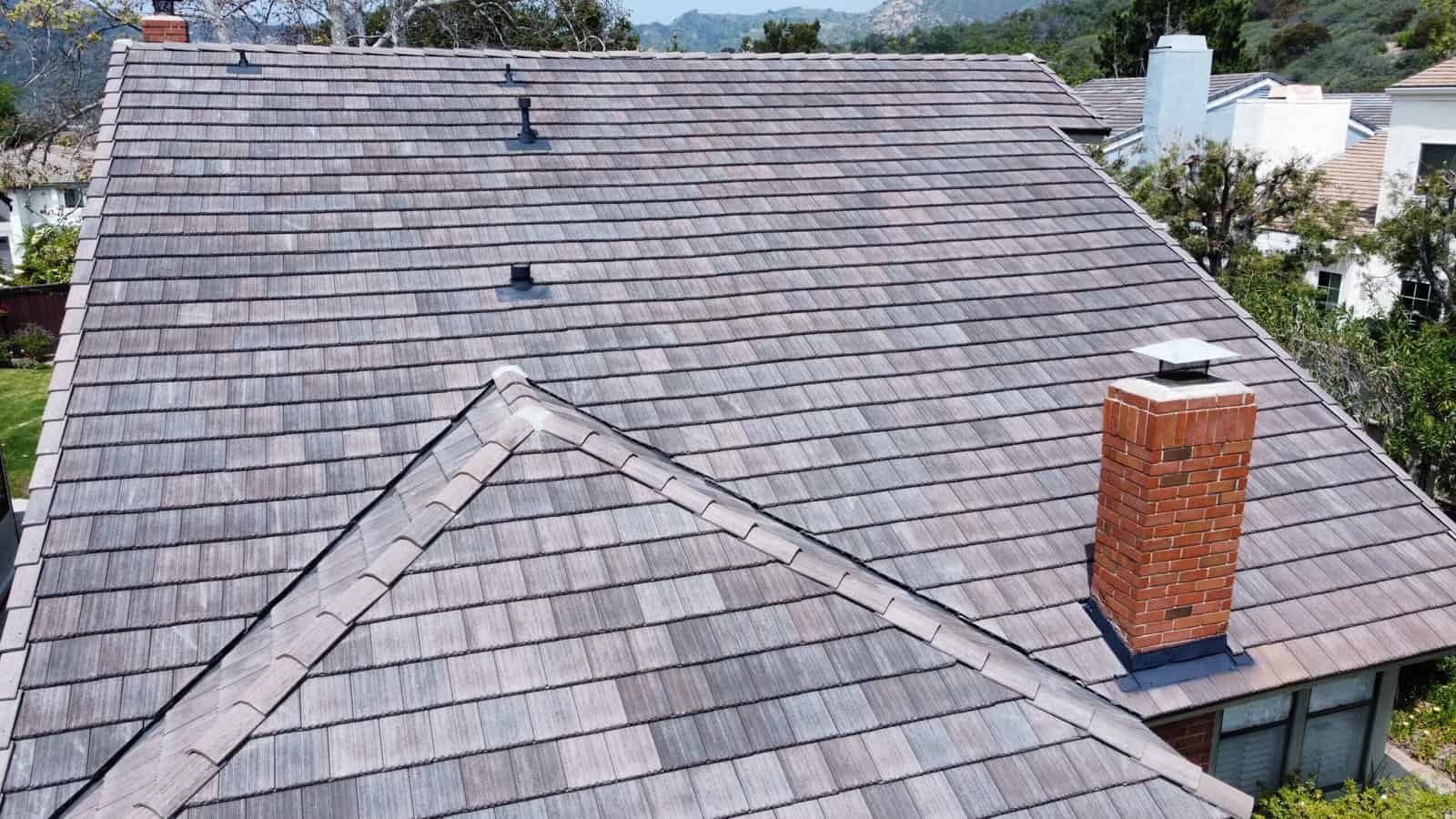 profil montażu dachówki kominowej bokowy profil dachówki kominowej mocowanej na kominie z metalowymi klinami