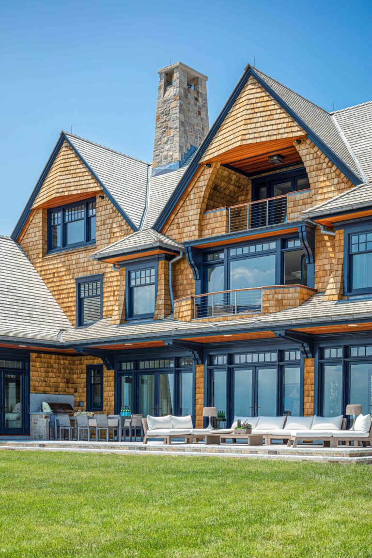 Warstwy izolacji piankowej pod dachem z folią paroprzepuszczalną widoczne w przekroju