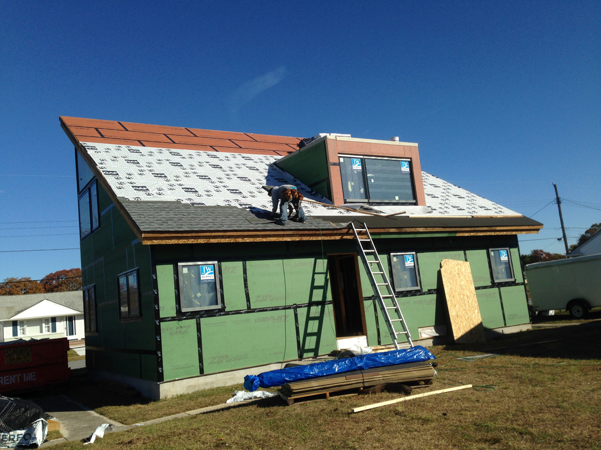 bliski widok faktury membrany dachowej na drewnianych deskach