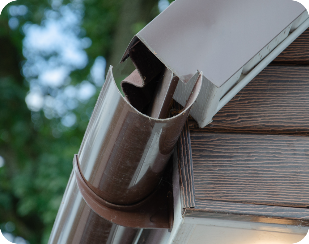 Metalowa rynna prosta Galeco w kolorze antracytowym mocowana hakami na dachu