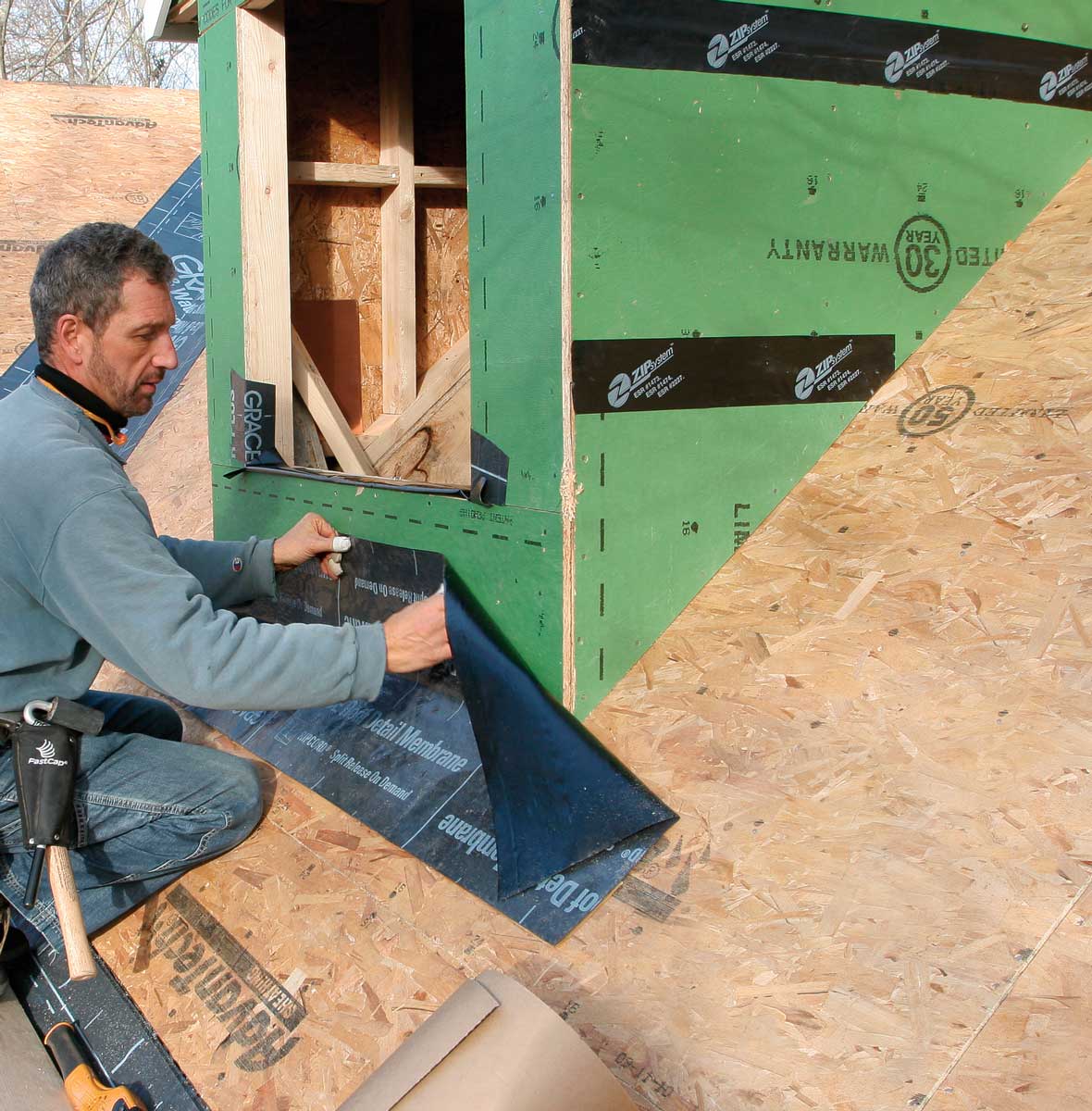 membrana z warstwa wentylacyjna na deskach dachu