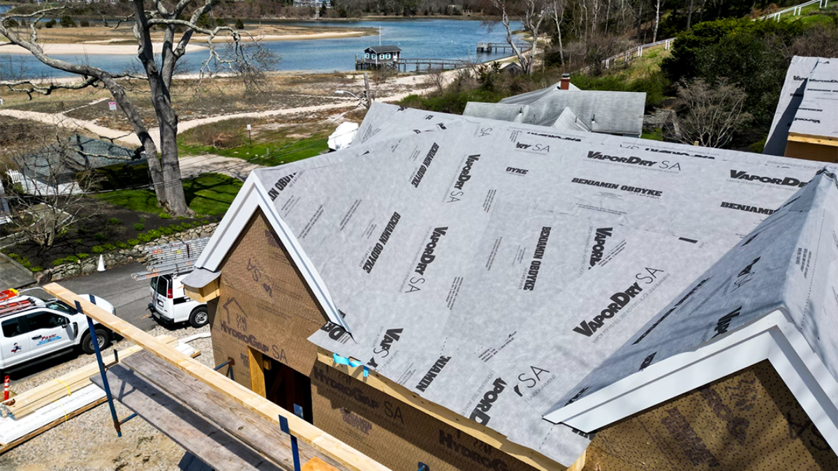 drewniane deskowane podłoże dachu przed montażem membrany foliowej