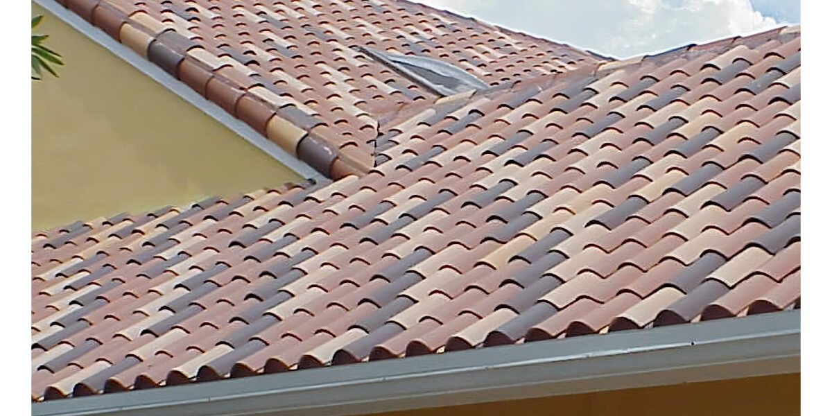 dachówka wienerberger w ciepłym brązowym kolorze z delikatnym połyskiem