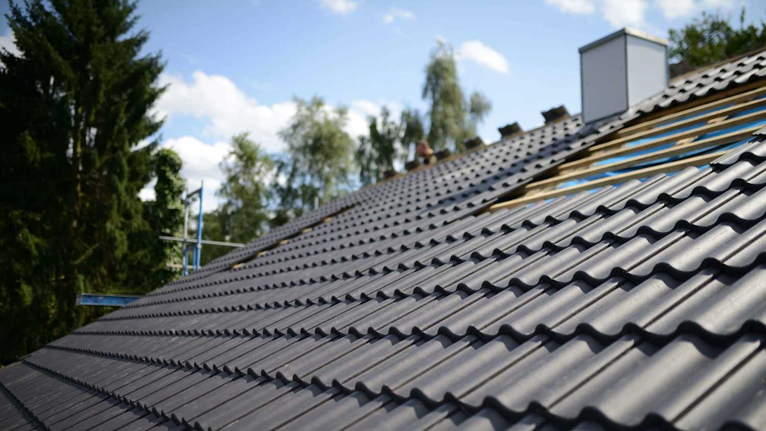 trwałe dachówki ceramiczne z mocowaniami ciemne dachówki ceramiczne z widocznymi wypustkami mocującymi