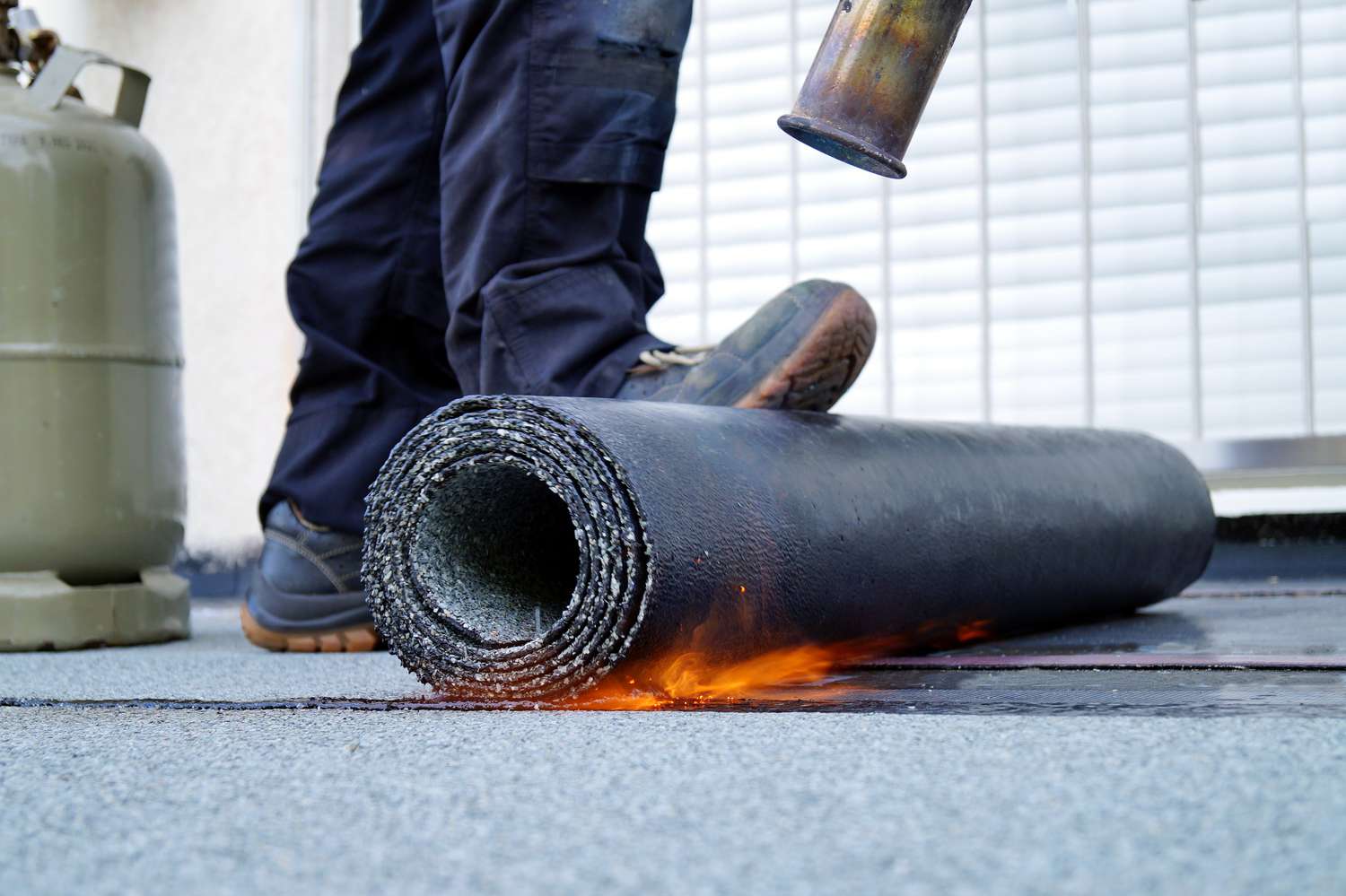 Metalowy dach zabezpieczony przed huraganowym wiatrem i gwałtowną burzą